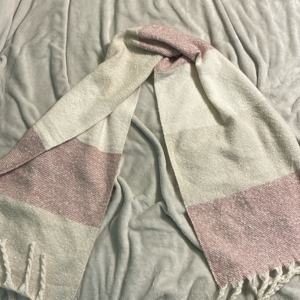 Beautiful scarf, NWT.